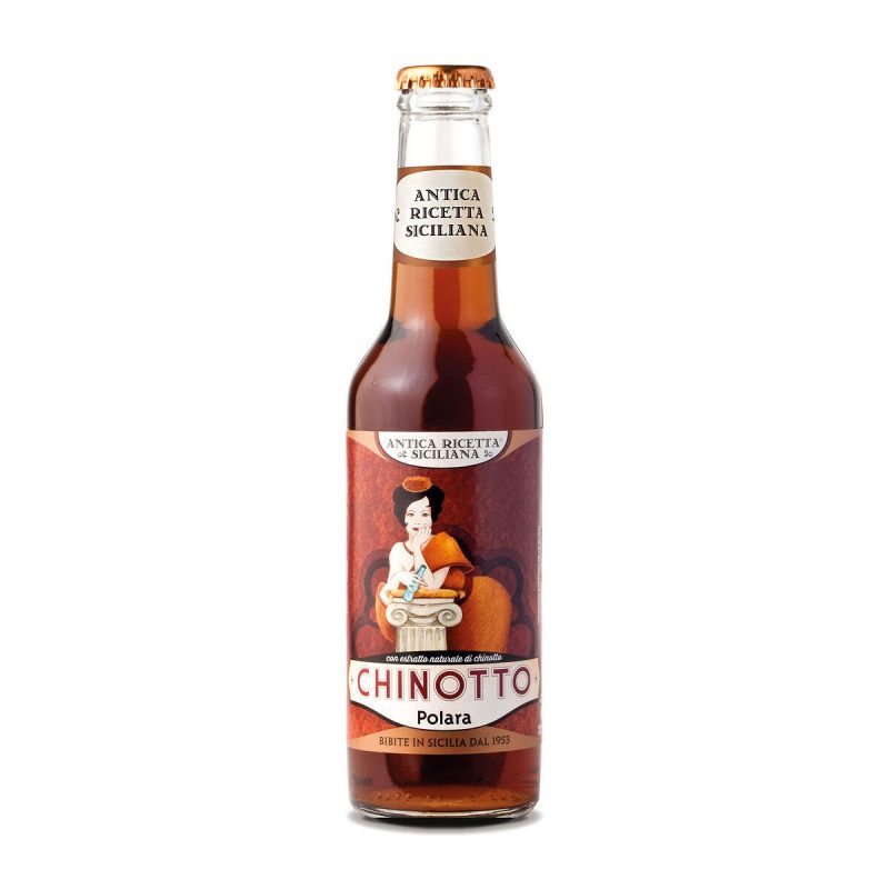 Napój Chinotto - włoski napój bezalkoholowy z gorzkich pomarańczy i delikatnych aromatów. Gorzki smak, orzeźwiająca świeżość.